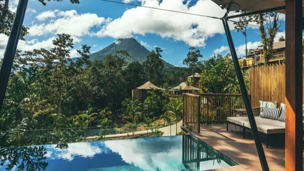 Volontourisme : Nayara Tented Camp – Le camp de tentes a été construit sur pilotis et beaucoup d'espace a été laissé entre les tentes pour planter des arbres et des palmiers entre elles. Des milliers d'arbres et d'arbustes indigènes ont été plantés pour reboiser et réparer les dommages causés par les éleveurs de bétail. Des mesures de conservation de l'énergie et de l'eau sont en place. La majorité de l'équipe vient de la ville locale, et des services de transport et de santé gratuits sont fournis.